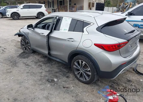 2017 Infiniti Qx30 Premium z USA, uszkodzony, nr VIN SJKCH5CR1HA025974